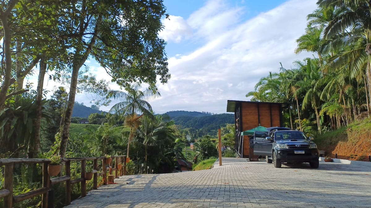 Fachada da cabana em madeira com amplas janelas panorâmicas